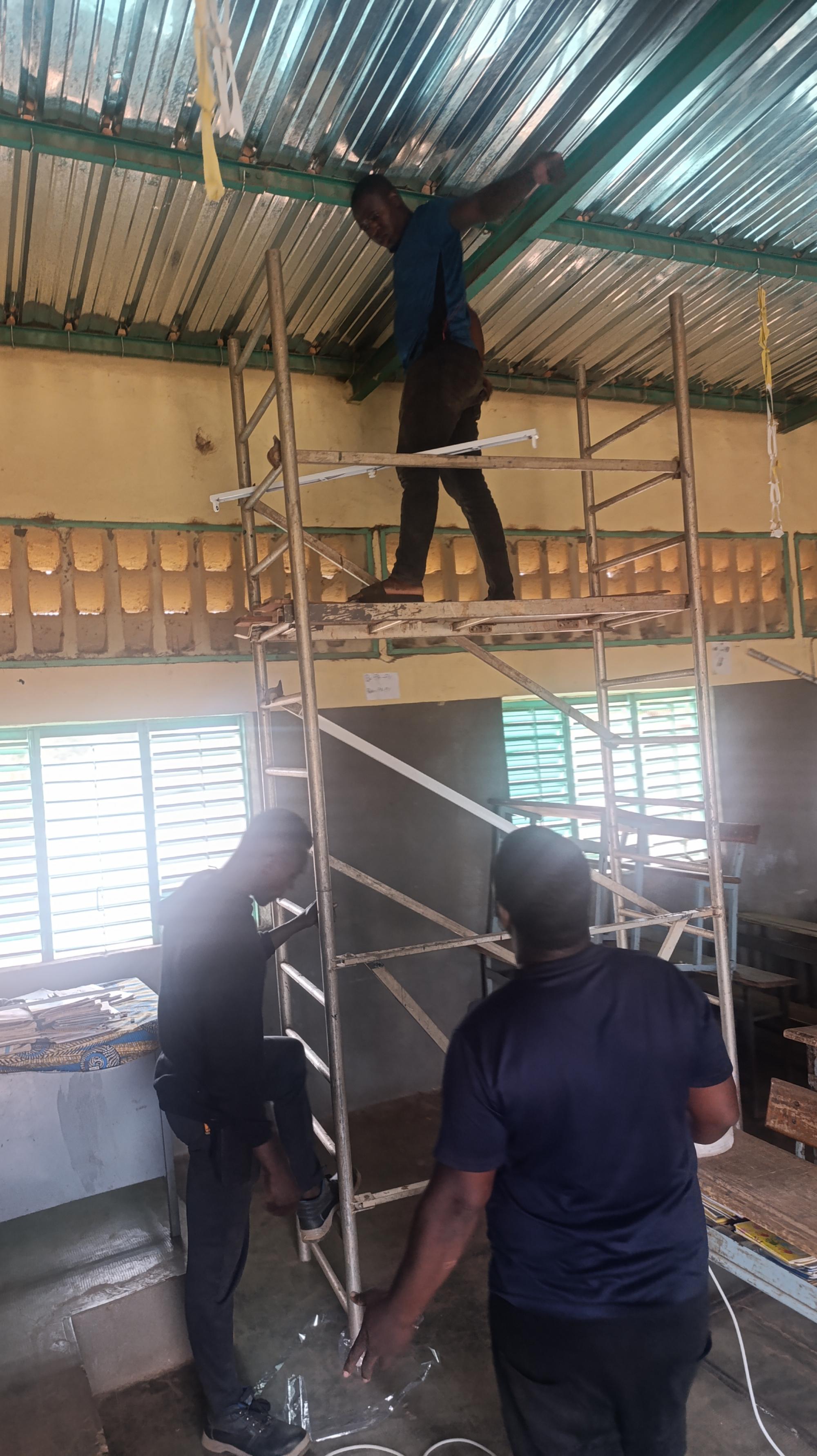 LED-Installation im Klassenraum Goumtenga