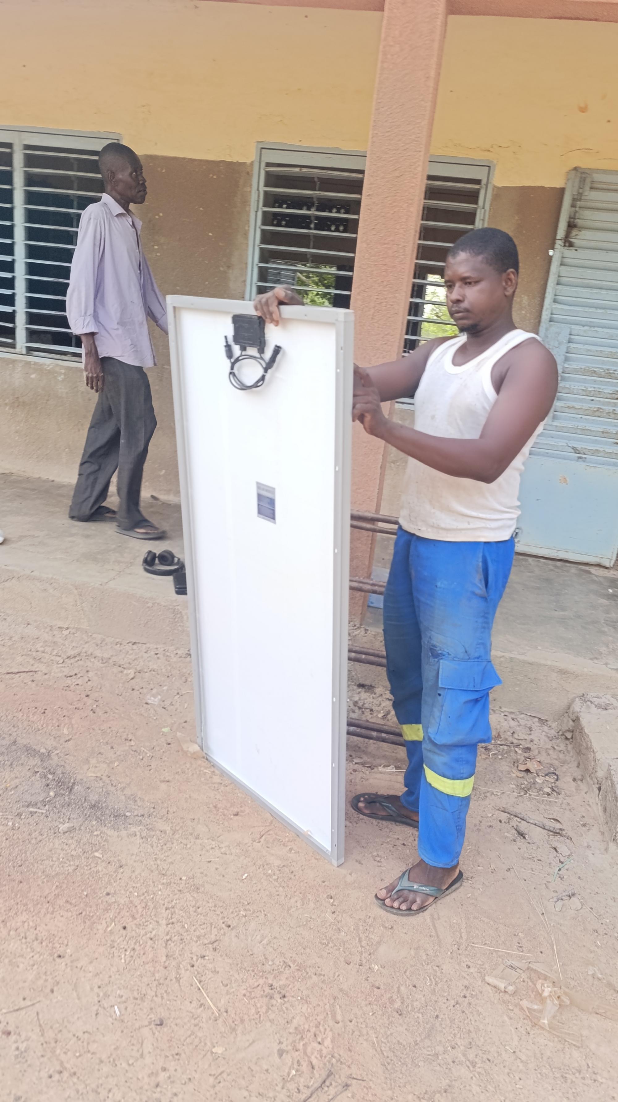 MicroSow Techniker mit Solarmodul in Noessin