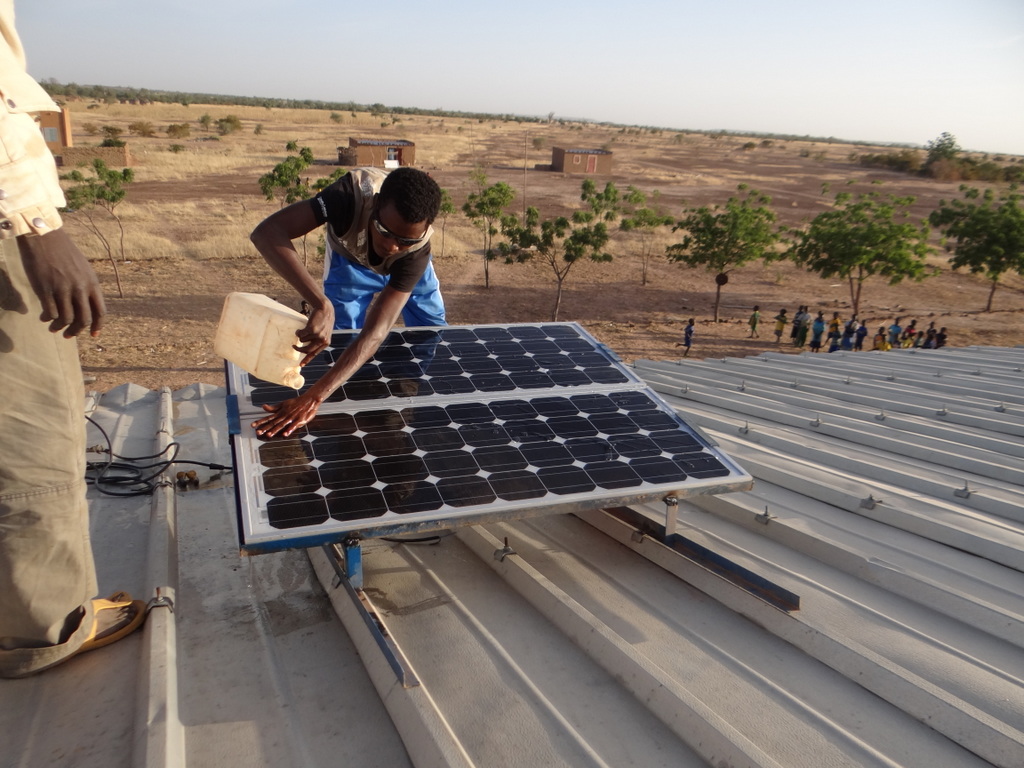 Die Solarpaneele auf dem Dach der Grundschule Namssiguias